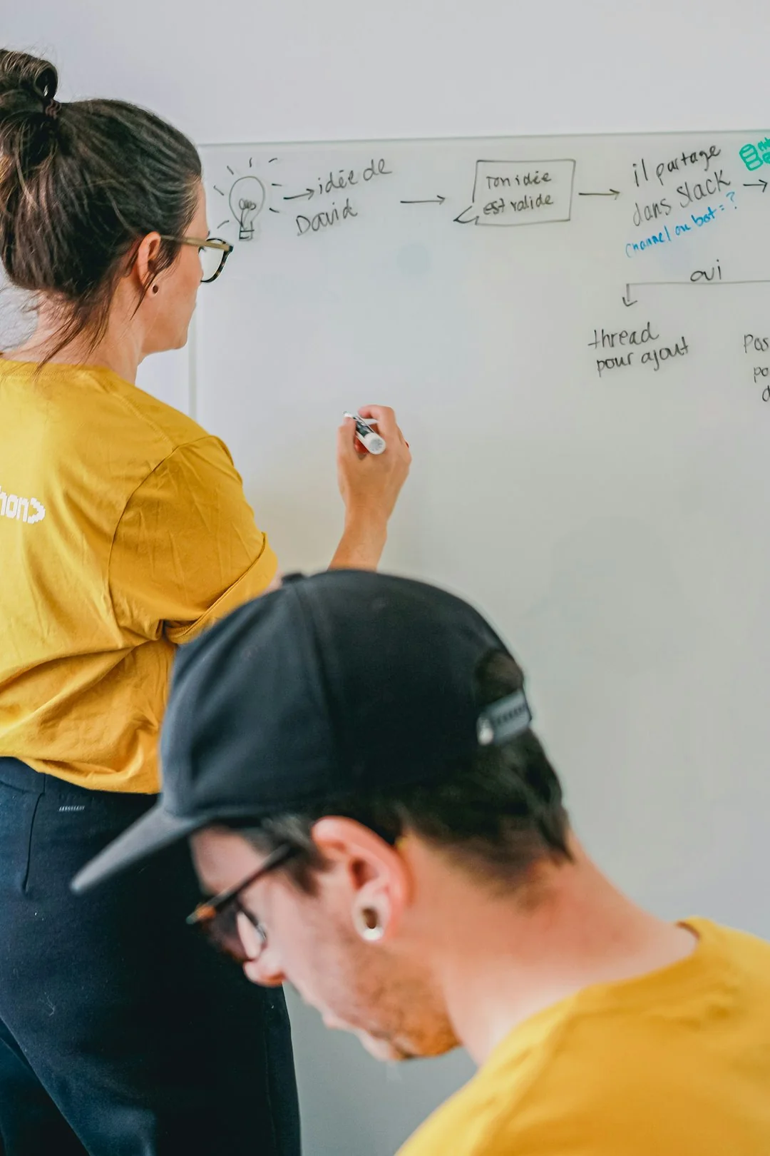 Une équipe travaillant sur une stratégie marketing à l’aide de graphiques de données et de documents lors d’une réunion au bureau.
