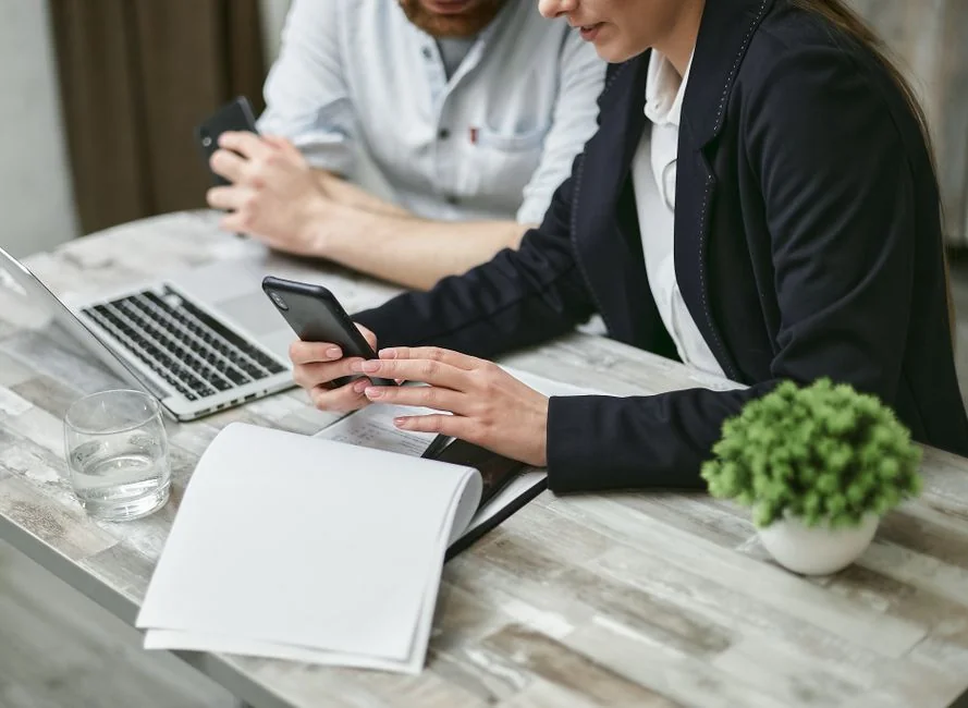 Des professionnels du business collaborent sur l’analyse de données financières dans un bureau moderne.